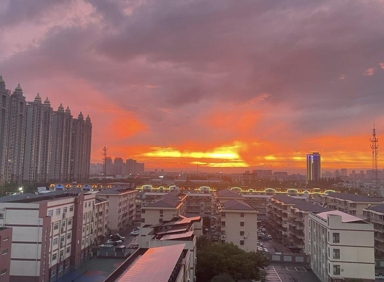 我的今日状态：😁轻松愉快
我这里的天气：☀️晴天
傍晚随手拍下漫天晚霞，天空被