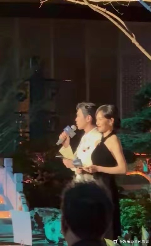 唐嫣张若昀主持Tiffany晚宴主持阵容太绝了！唐嫣一袭黑裙温柔大气，气质优雅又