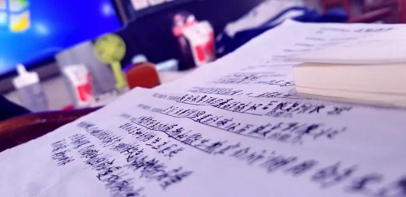 创作一首歌曲，流程还挺有讲究。第一步通常是作曲，也就是谱曲创作旋律。别以为非得科