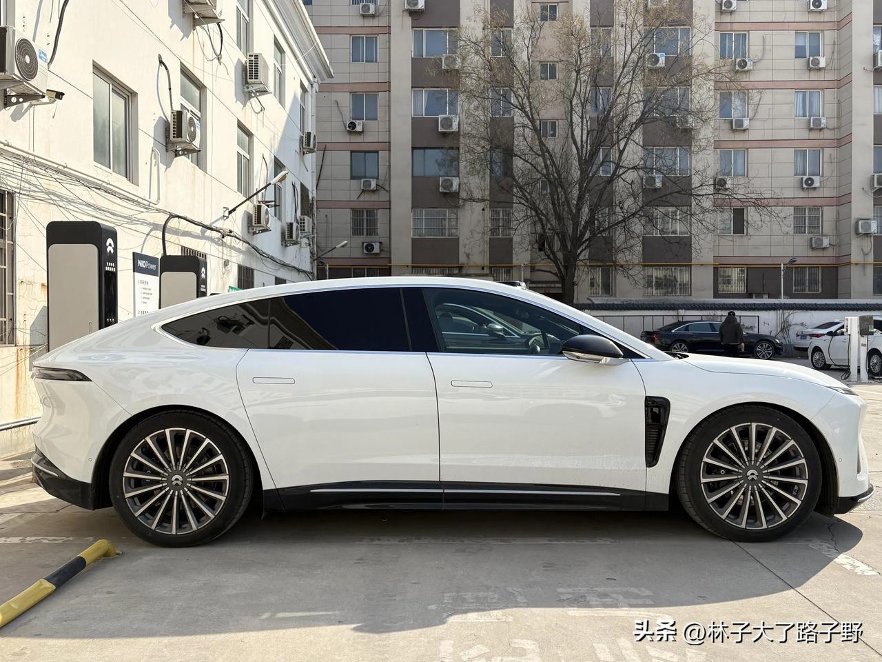 都知道尊界s800是稳压迈巴赫s680一头的，那么问题来了，蔚来et9也是新能源