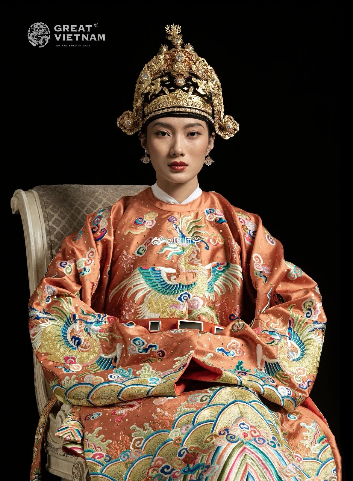 近两年越南也跟中国一样，开始民族服饰的复兴。我们中国是“汉服热”，越南是“越服”