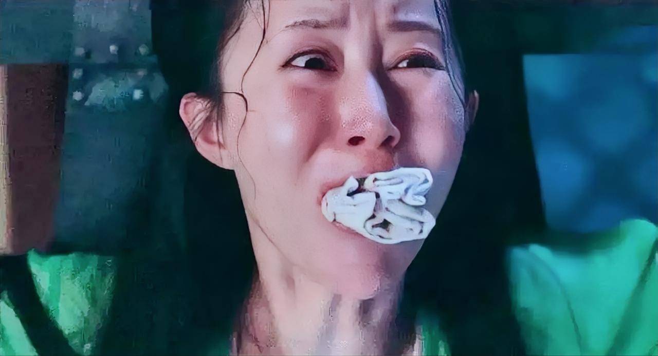 182年，名妓严蕊被朱熹抓进大狱，狱卒扒掉了她的衣服，强迫她趴在冰冷潮湿的地砖上