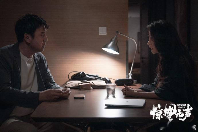 画面里出现易烊千玺和刘耀文的同框场景，同时有杨幂与雷佳音演绎的对峙情节展现。易烊