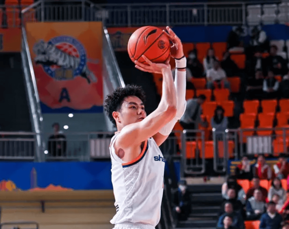 李添荣出战24分钟，投篮11中6、三分6中2得到16分1助攻1抢断