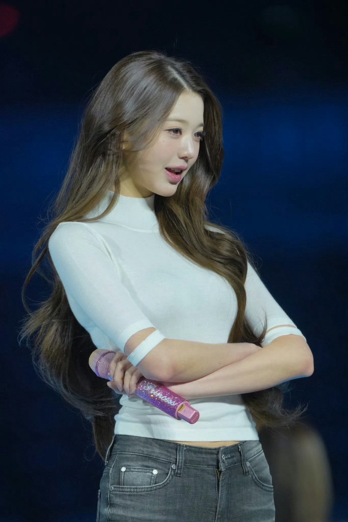 这种很蓬松空气含量很足 含氧量超高的卷发 是我认为在美女氛围营造上唯一比得过黑长