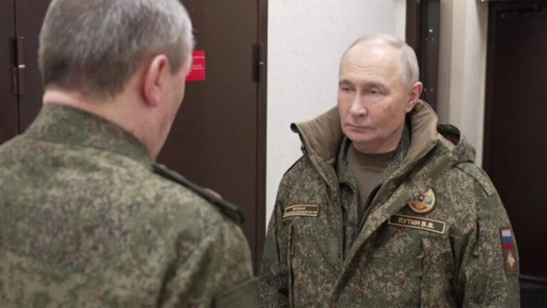 捷报可慰国民：俄军收复特别军事行动战区多座重镇，战况向普京汇报。
普京听取了俄军