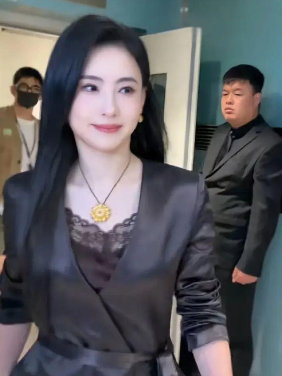 张柏芝，千金大小姐！众所周知，普通人戴得黄金首饰多了，反而有一种土啦吧唧的暴发户