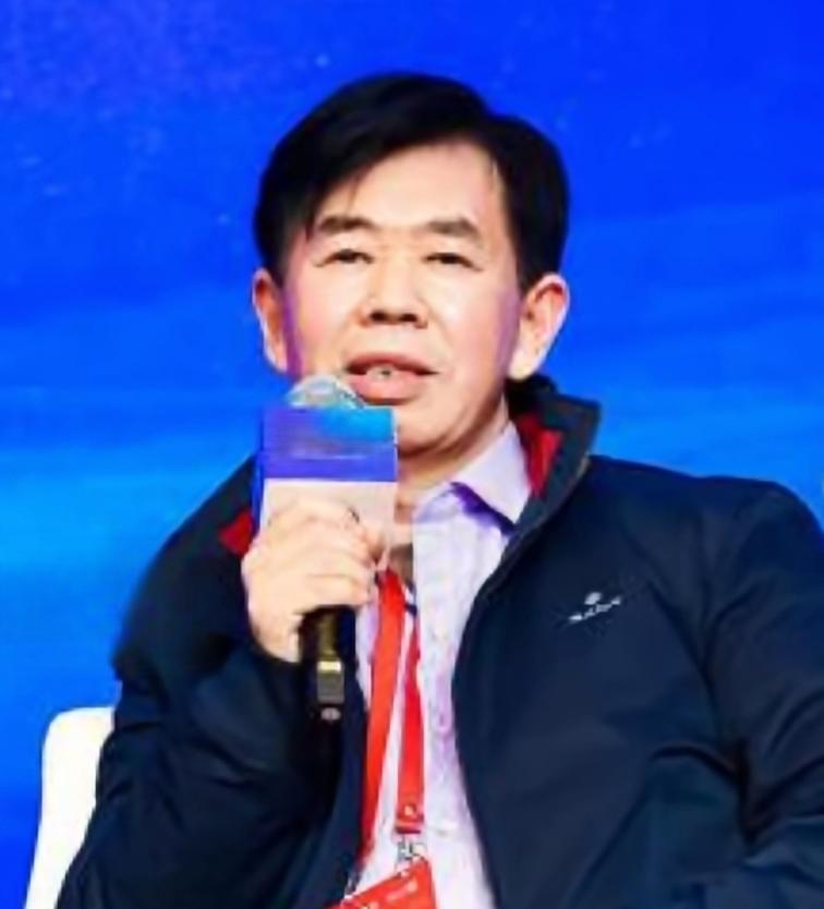 军事专家戴旭2月17日发表观点：我觉得现在我们在航母、五代机、高超音速导弹等方面