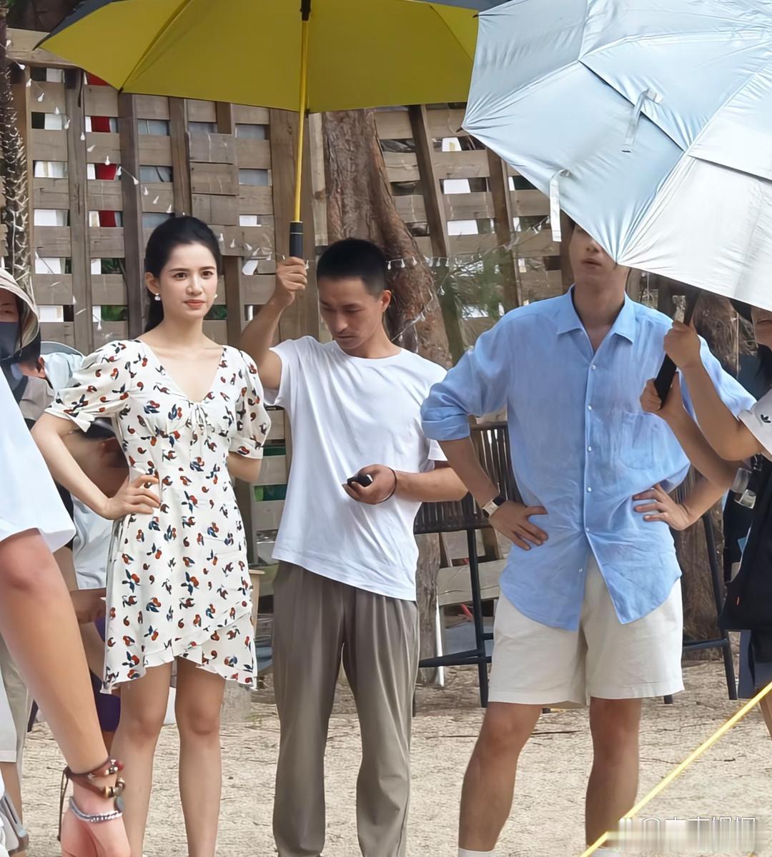 34岁李现和女星张婧仪现身深圳一处海滩拍戏被偶遇。李现穿着蓝色衬衫，身材高挑，长
