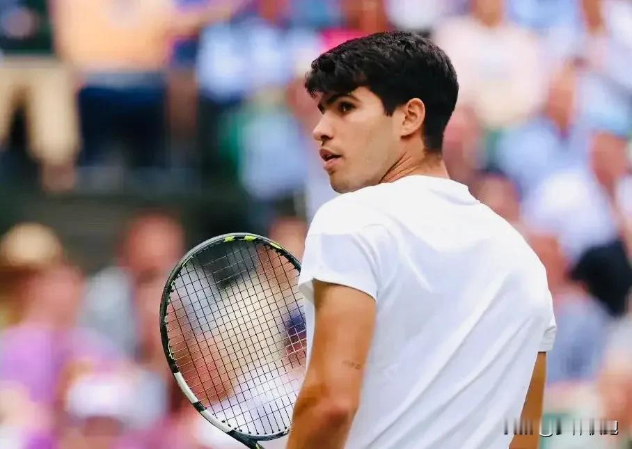 阿尔卡拉斯率先晋级温网男单决赛，他以 6(1)-7、6-3、6-4、6-4 连续