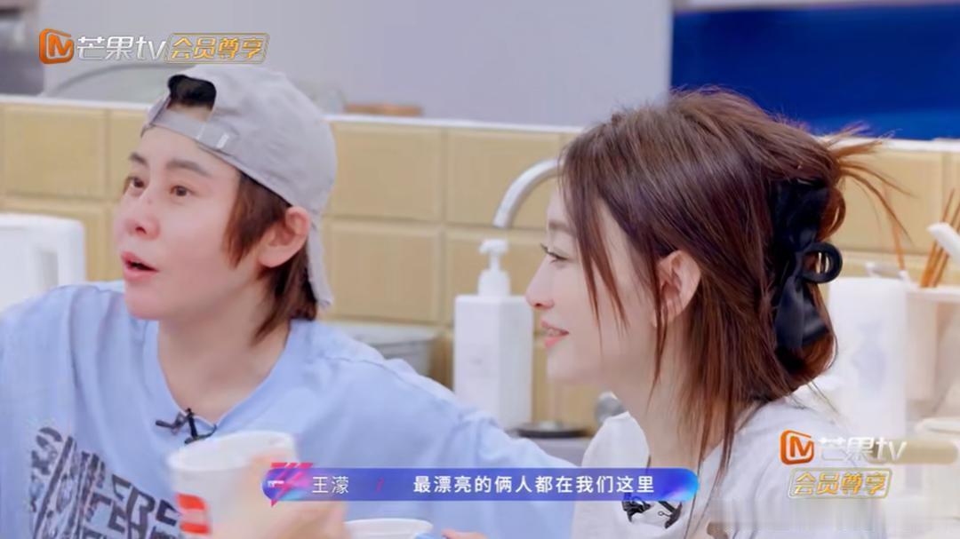 网友:果然，濛主的眼睛就是尺!濛主严选的两位美女，真是美爆了! 