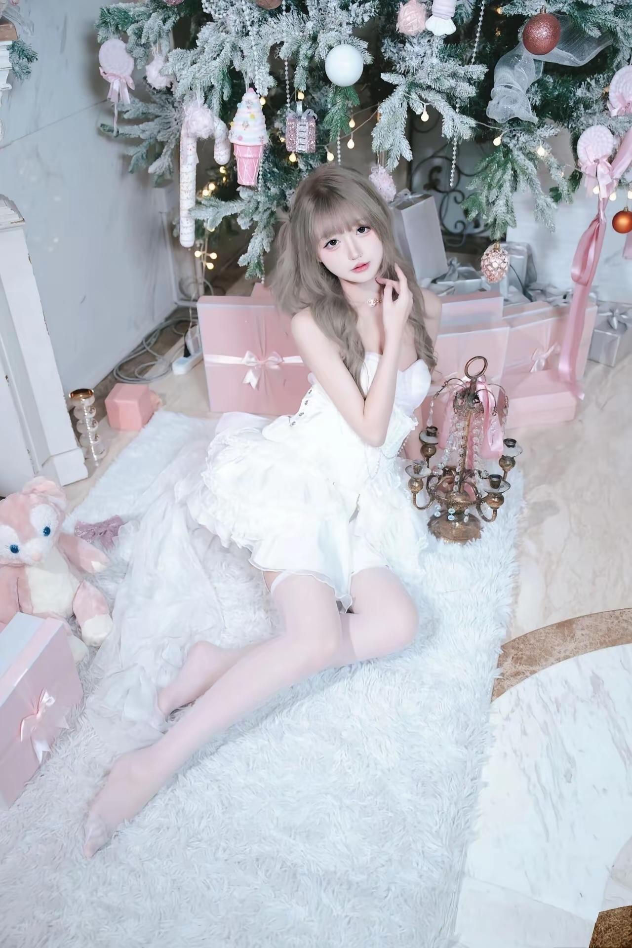 梦幻圣诞少女，粉色礼物与毛绒玩具相伴，甜美氛围满满！🎄💖白丝[话题]