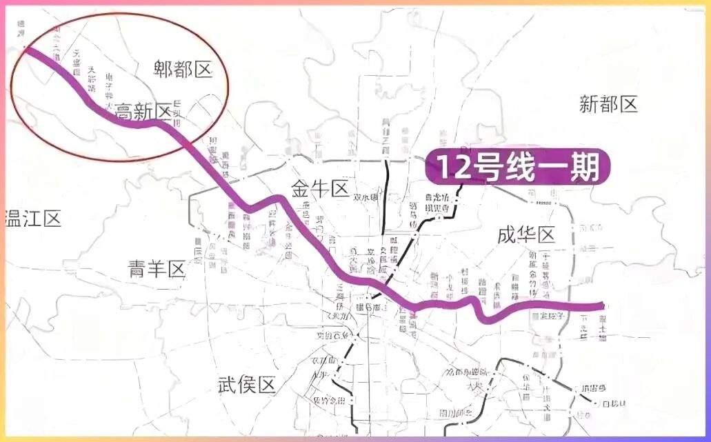 成都12号线新创路站站位引来了不少讨论。
早期方案靠近成熟小区和企业园区，现成客