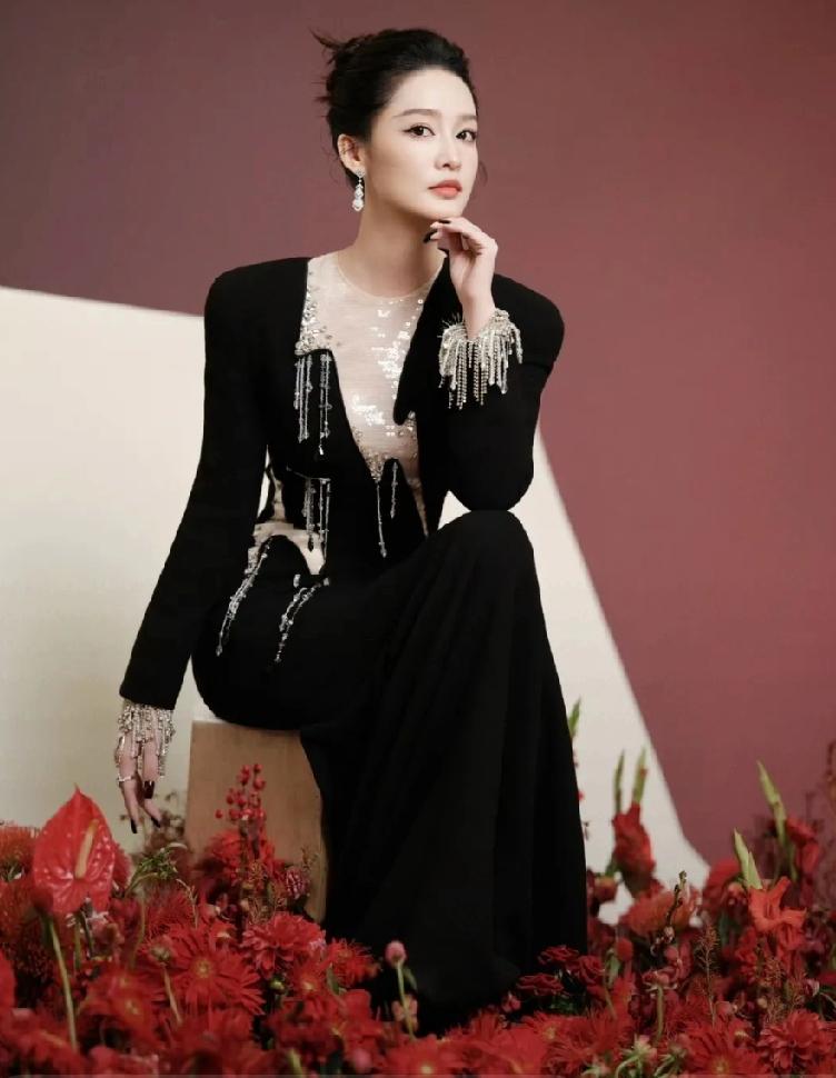 玄学真玄
写李沁流量爆涨，
真诚祝福真管用
李沁晚会美翻全场！霸屏热搜的背后，竟