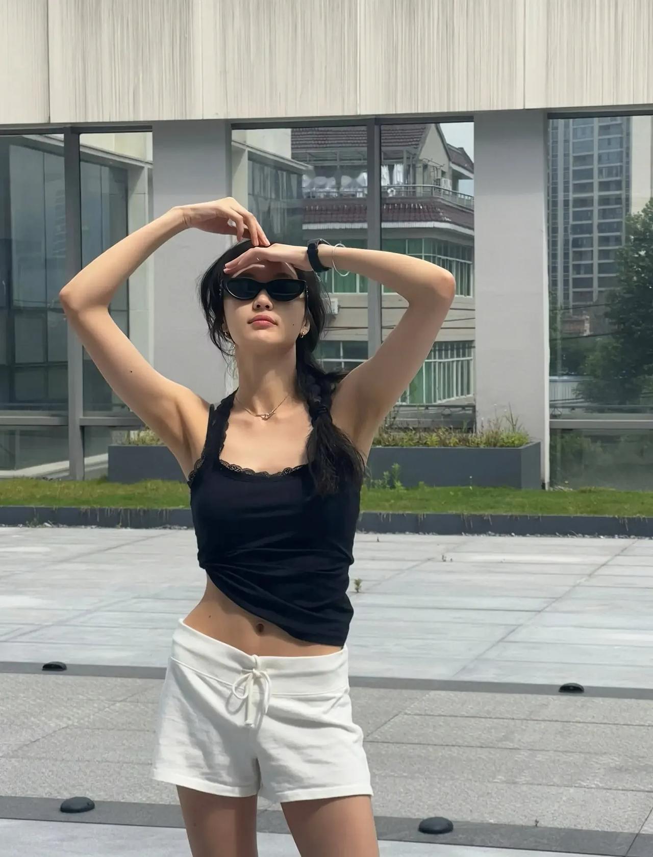 近日，孙千在社交媒体上晒出了一组户外随拍，瞬间引爆了网友们的热议。照片中，她身着