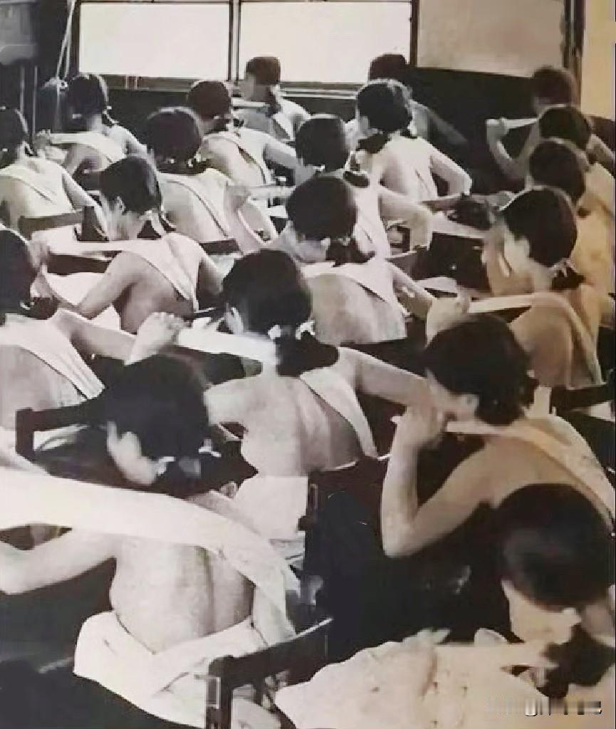 这是1938年，大阪一所女子高中里的一幕。可以看到，班里的全体学生正在用粗毛巾反