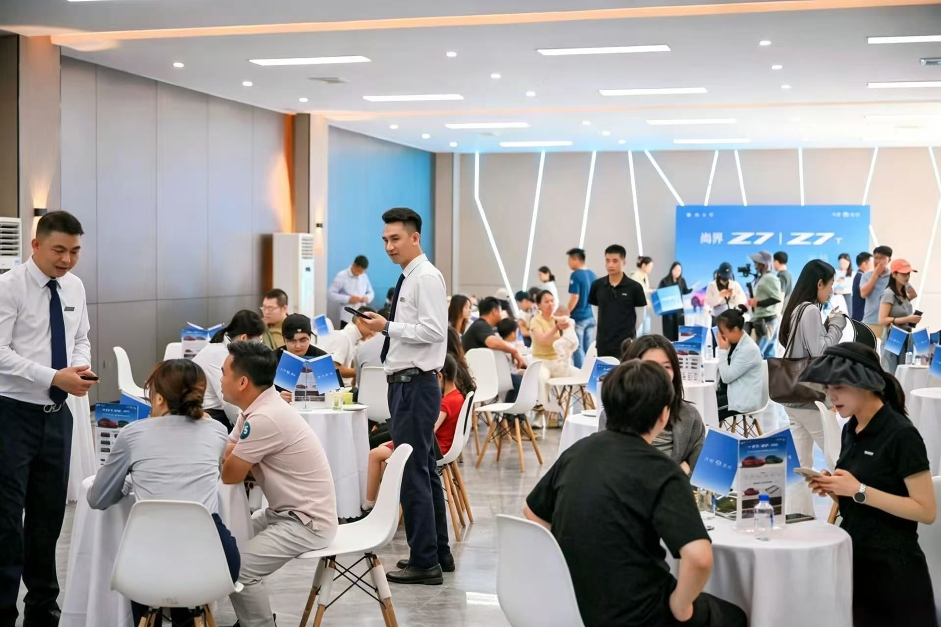五一尚界门店客流爆棚没想到过节还有这么多人看车等五一一过各家估计都得发战报了尚界