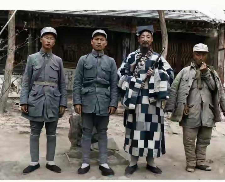 1942年，山东。葛振林和宋学义与李圆通道长的合影。他就是救下“狼牙山五壮士”其
