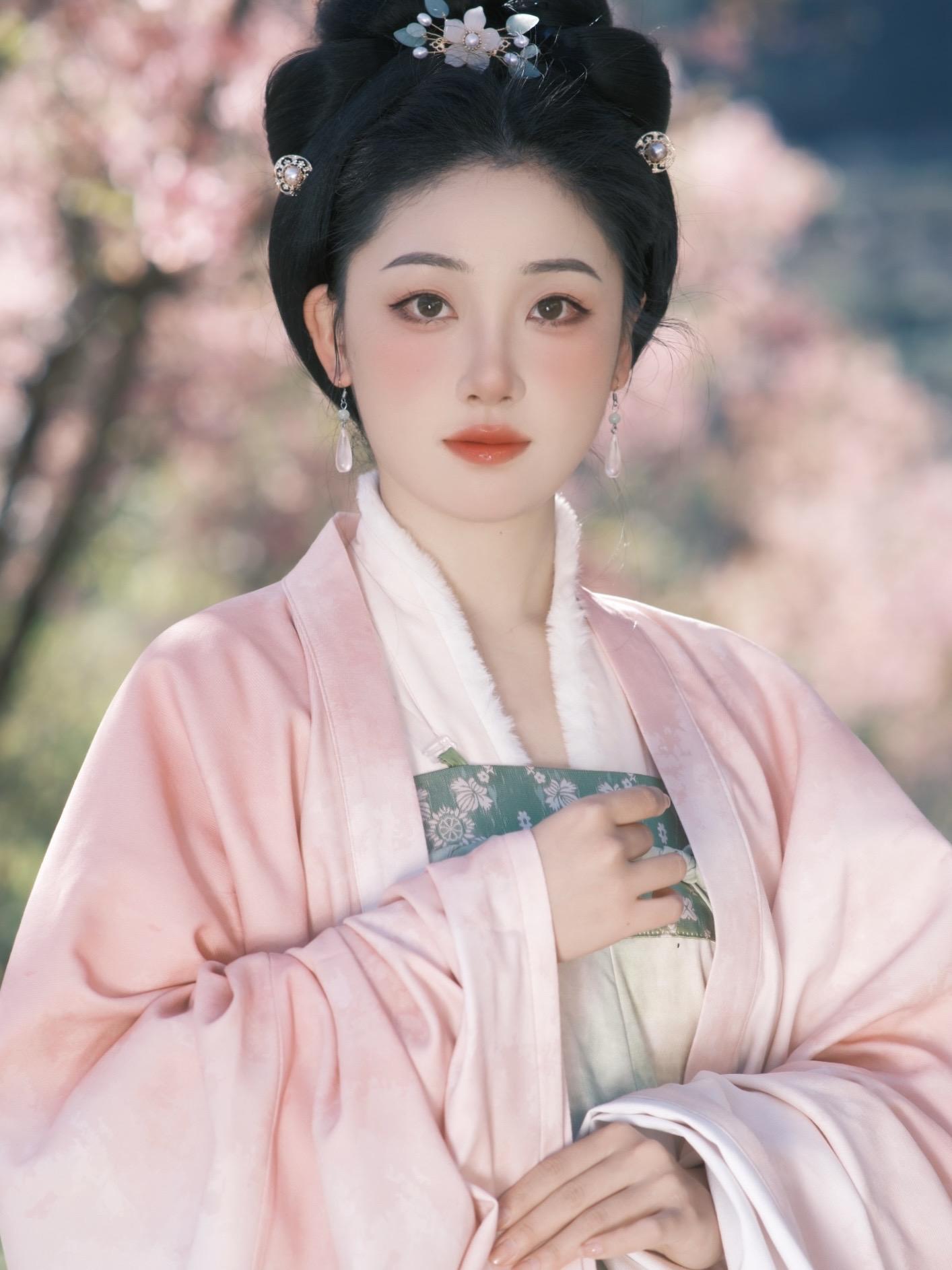 松花半落春山暮，云满一溪春水闲。