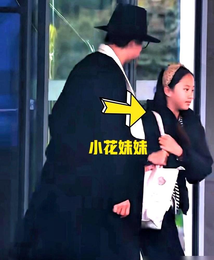 邓超在机场这10分钟，真给那些“营业咖”上了一课。

一家四口现身上海机场，等等