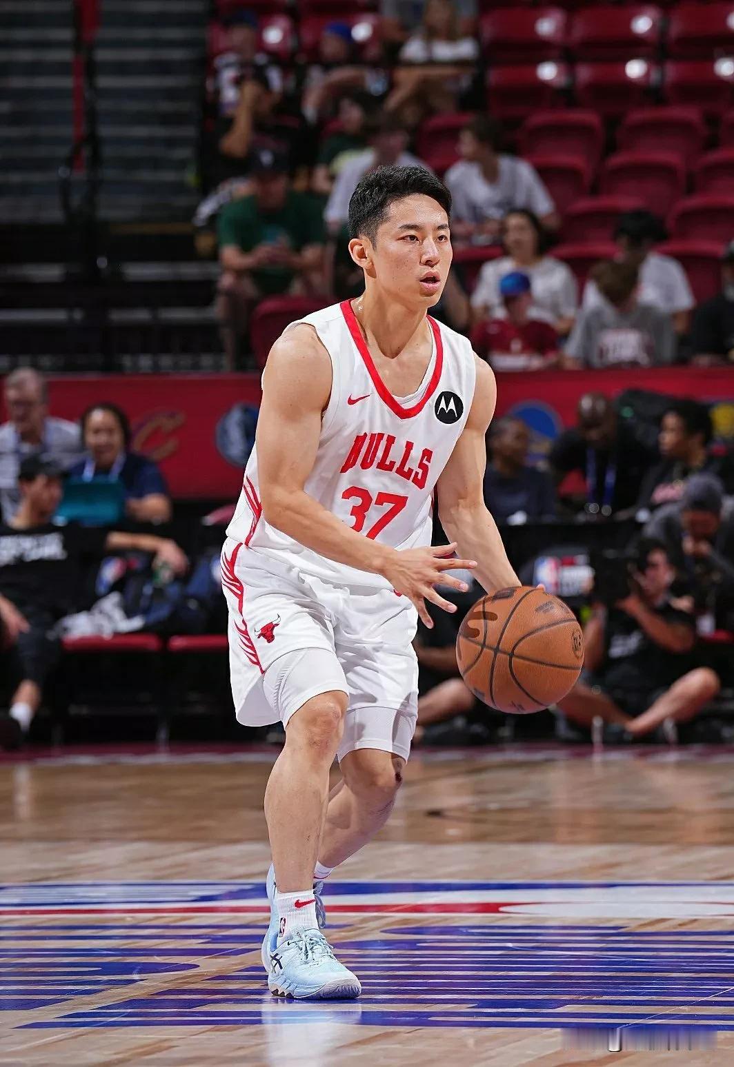不是徐杰！
也不是胡明轩！
男篮亚洲杯能防住河村勇辉也就两个人，赵继伟和高诗岩。