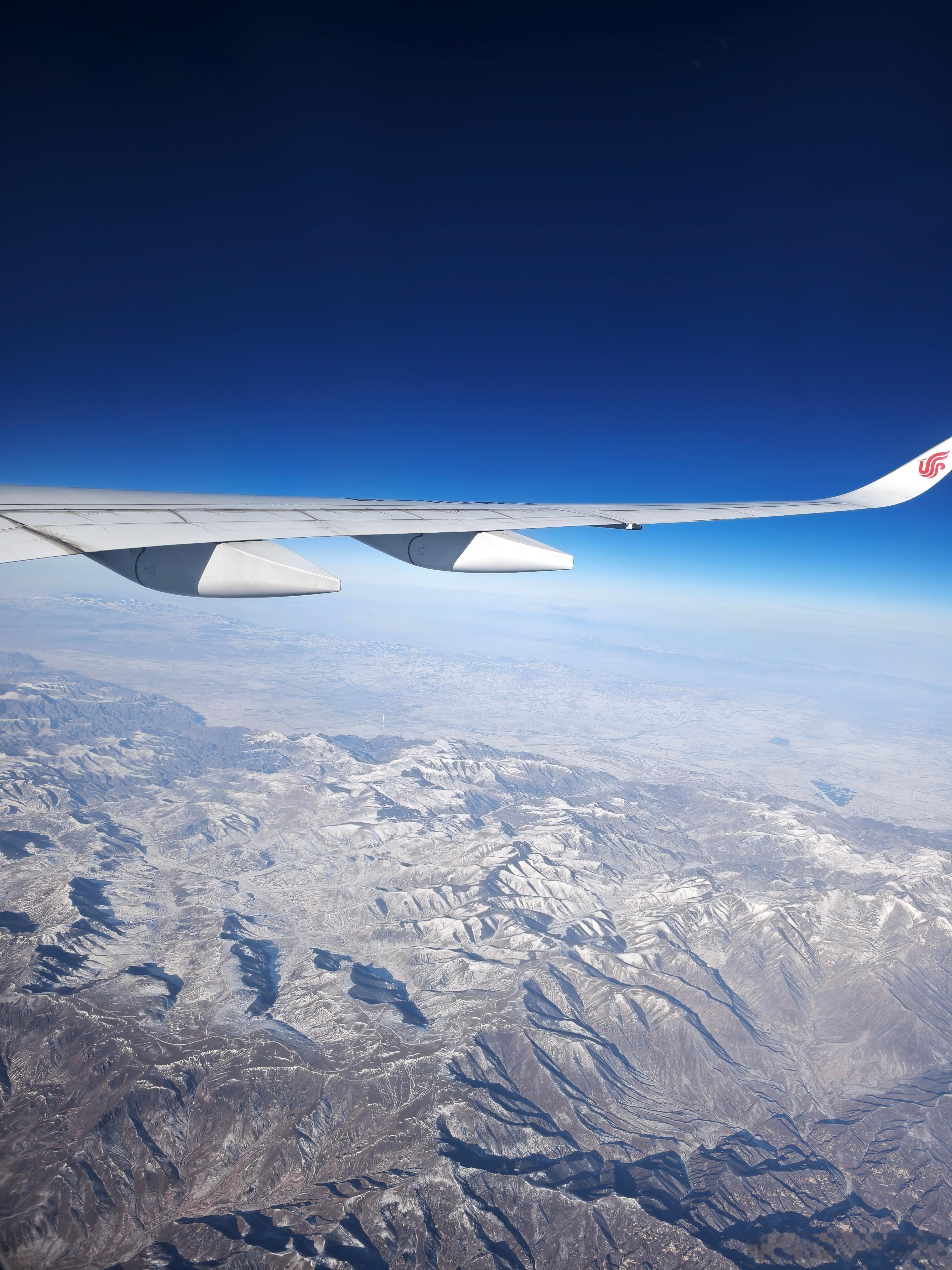 飞机上有无线网真好啊，虽然我也不知道这山是什么山吧 