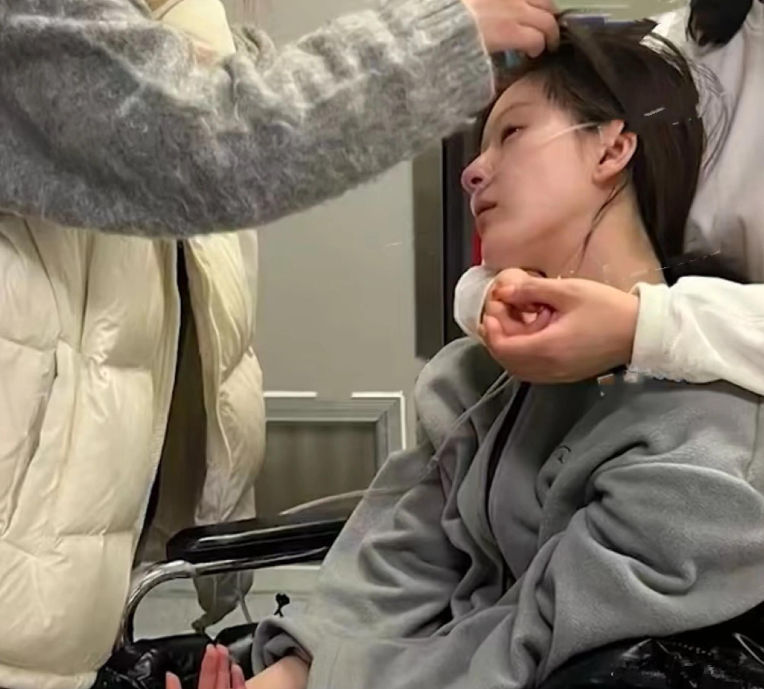 刘大锤曝赵露思患抑郁症 赵露思就诊照公开||赵露思就诊照公开赵露思坐着保姆车来到