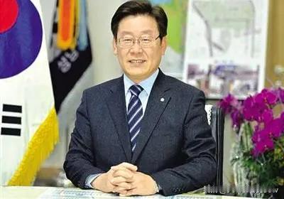 李在明如果真的能收回战时指挥权，他将是韩国有史以来最大的功臣。
尽管李在明有这种