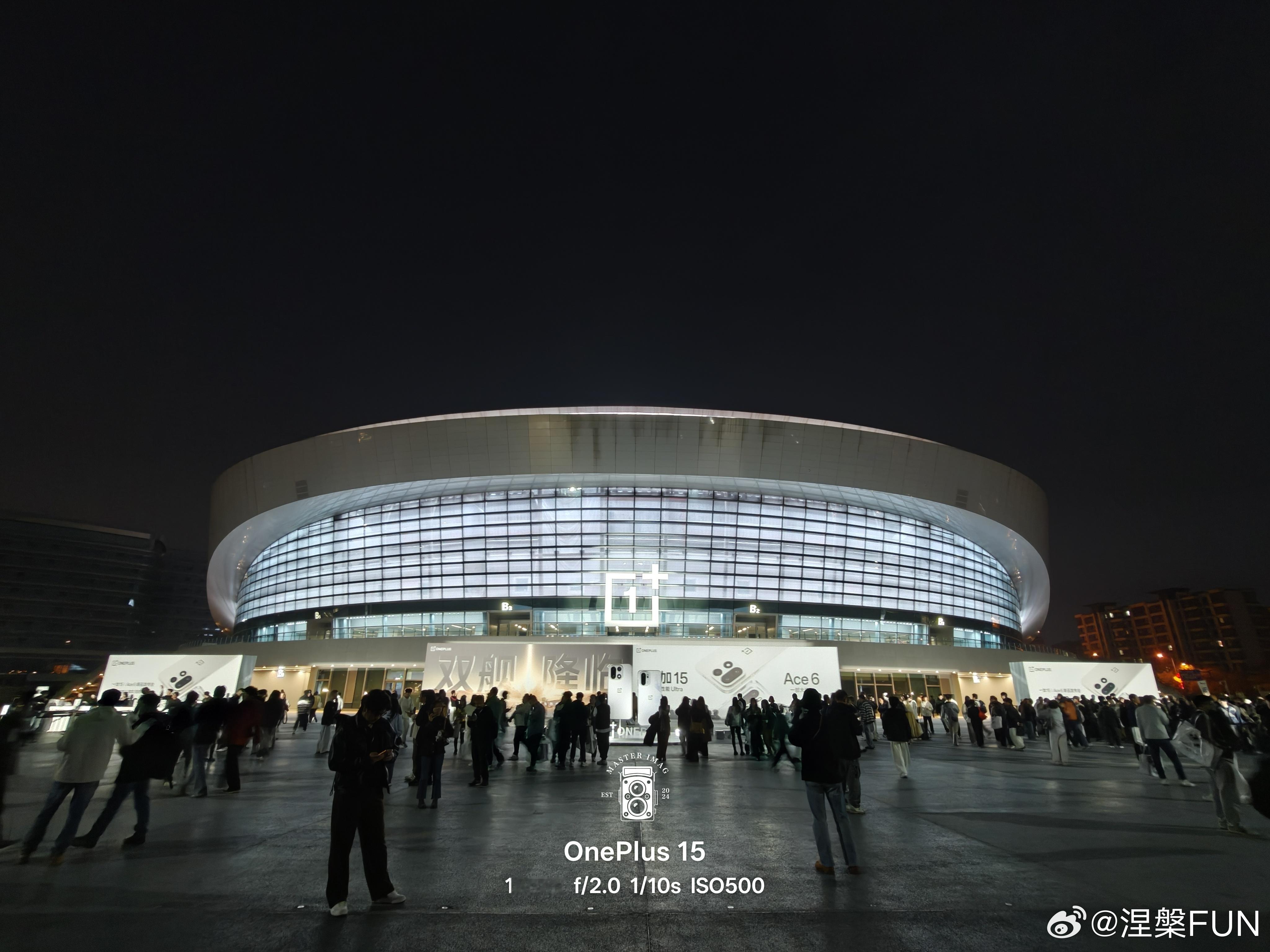 一加15和Ace6新品发布 今晚的西安曲江竞技中心，来的都是电竞爱好者。一加双机