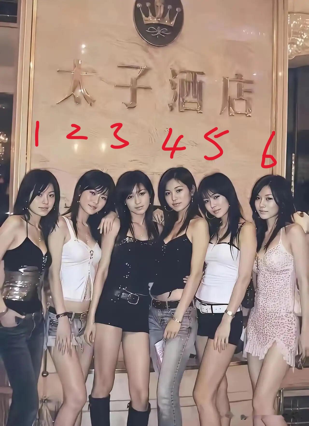 这张二十年前的美女合影里有一位是当年的厂花，以你的审美来看，你觉得谁最美？