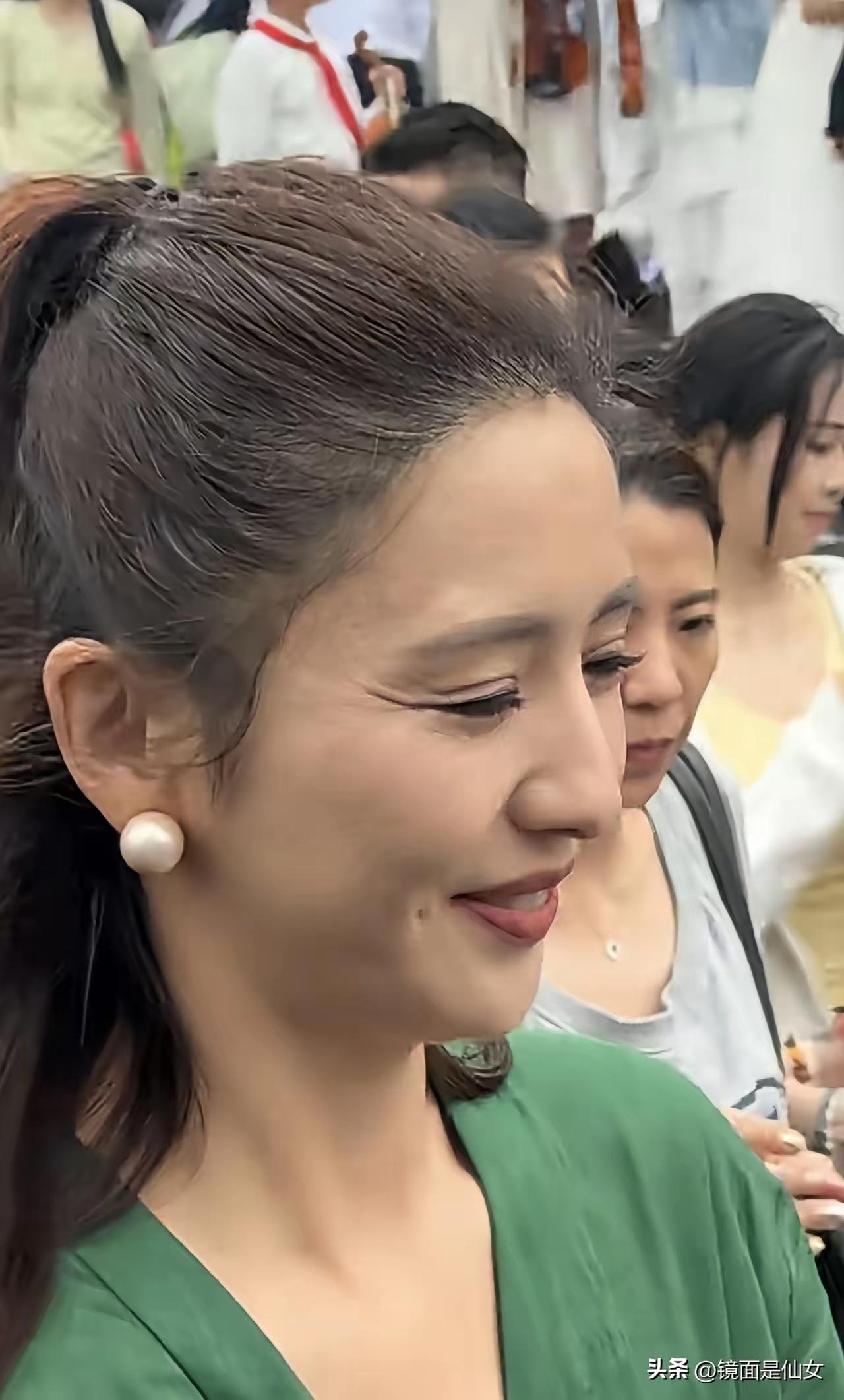 见到佟丽娅本人了，162最多，又黑又瘦！皮肤黑黄本人看有点干干的，一脸苦相，但是