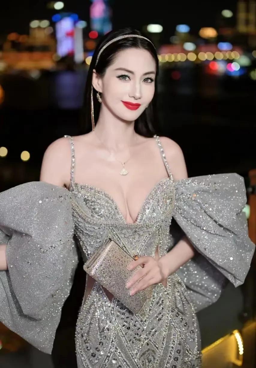 哎呀，说起蓝燕，我真的觉得她还是以前的样子更好看呢！现在的变化好大，差点都让我认