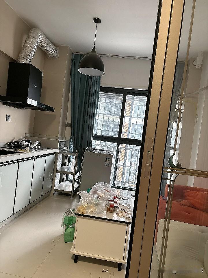 很多人问我，你好像到处都没有房子，去哪里都是住在别人家。
因为我是临时居住，不可