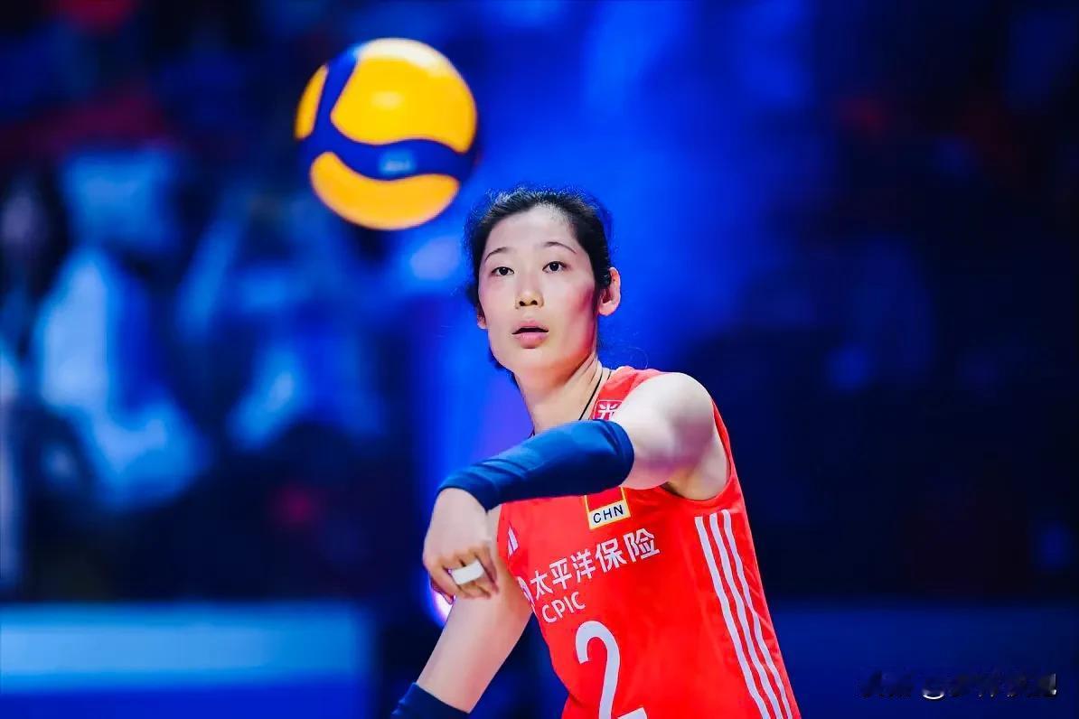 中国女排对阵荷兰女排的比赛，在比赛大局已定，中国女排前三局2-1领先，第四局24