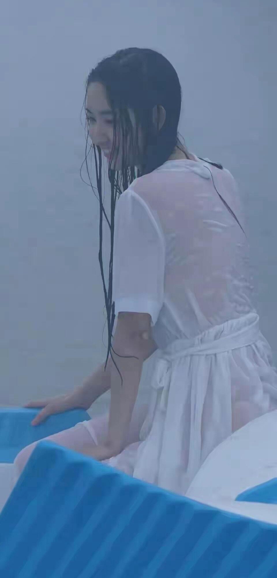 王玉雯湿身真空照，湿意盎然！ 
