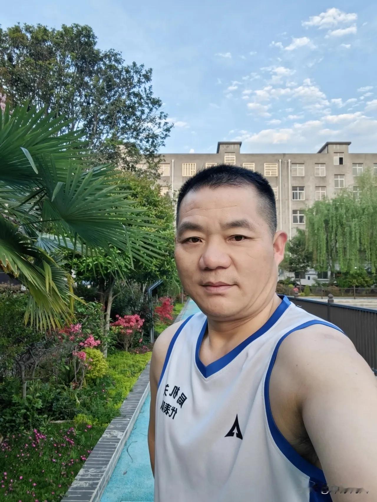 《不教岁月负白头》作者是头条的“中原网风律师”，一位非常有个性、有特色的读书人，