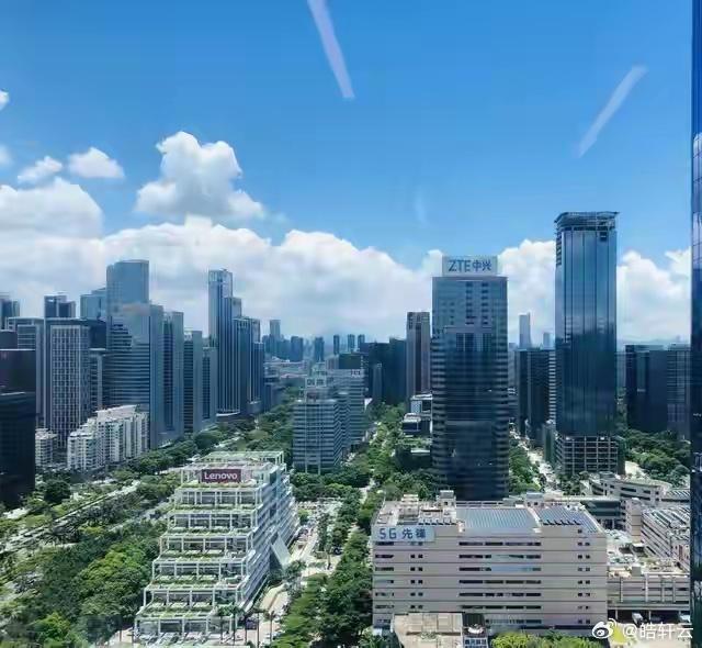 工程师猝死倒地后工作群还在轰炸凌晨3点，深圳某公司灯火通明。26岁的设计师小林，