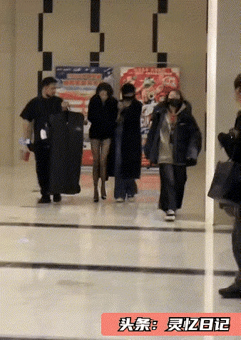 关晓彤这是在发什么疯？天这么冷，光着腿干啥呢？是生怕别人忘了她那唯一能显摆与众不