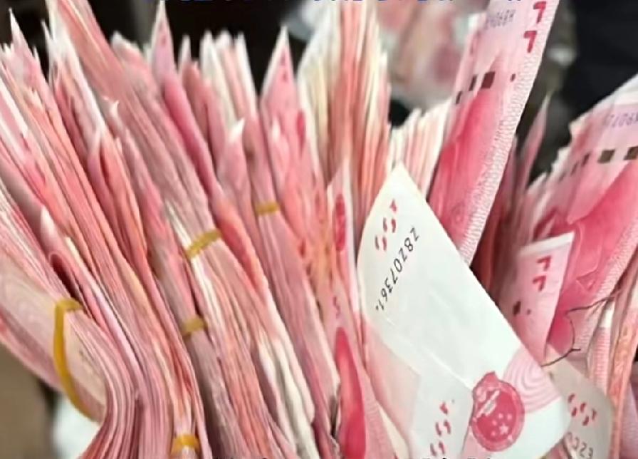 是天降横财还是另有隐情，重庆一小区高空突降大量现金，引发市民围观捡拾，现场画面显