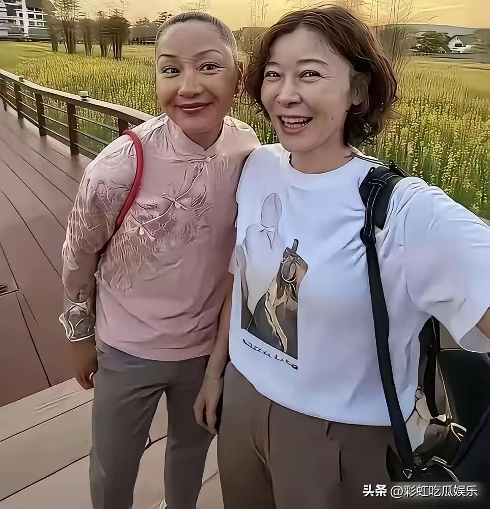 20多年的情敌，居然就这样水灵灵地在泰国合体了，说明两人都是大气之人。

她们都