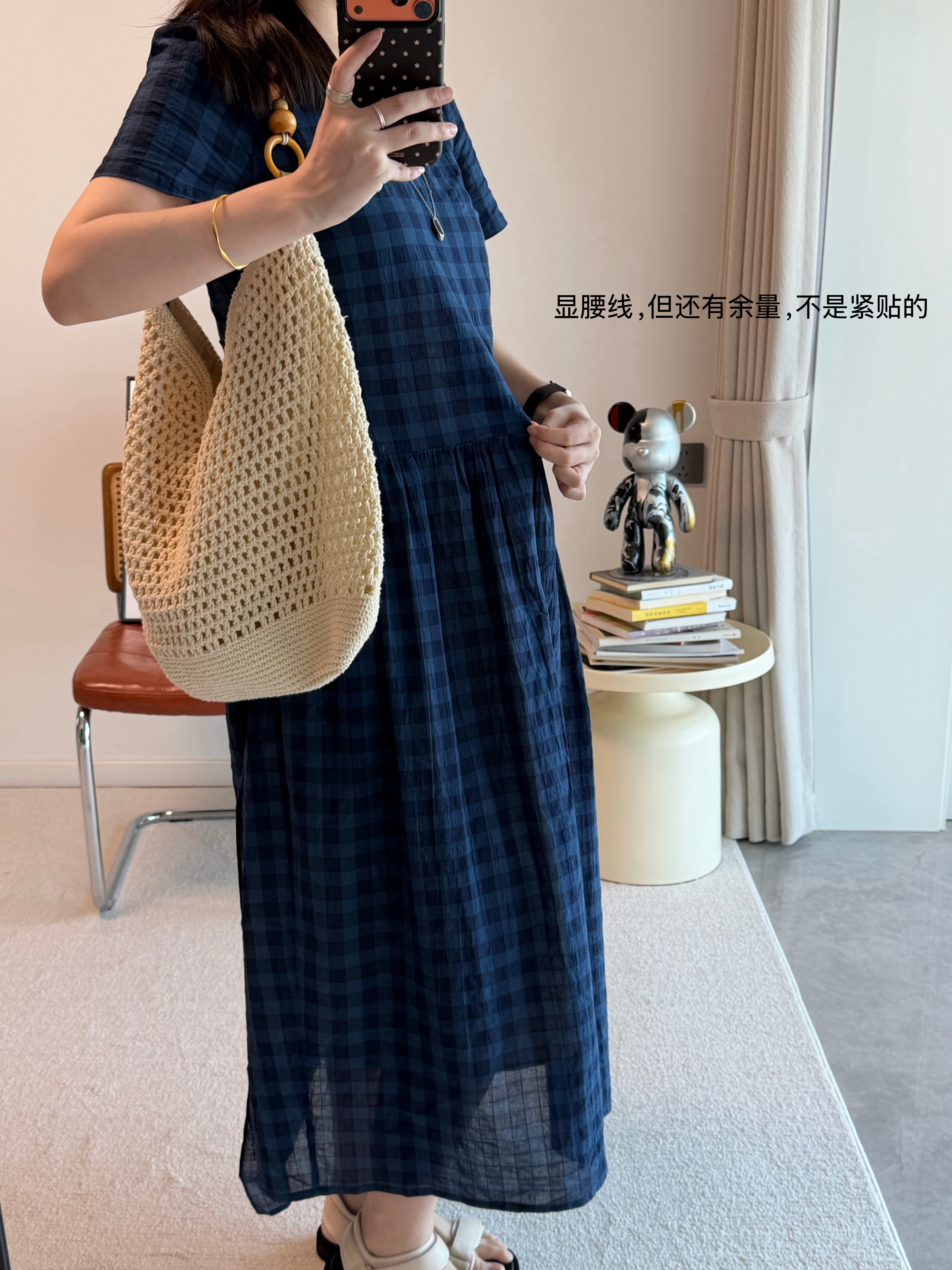 接上条腰带系前、系后均可，能两穿。系前有腰身，更显瘦；系后就是H型。腰腹保有余量