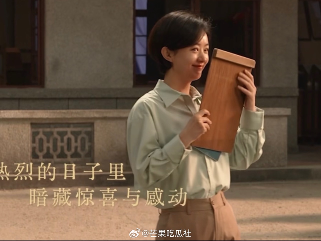 赵丽颖和造城者导演拥抱赵丽颖造城者杀青瞬间哭了 ​​​