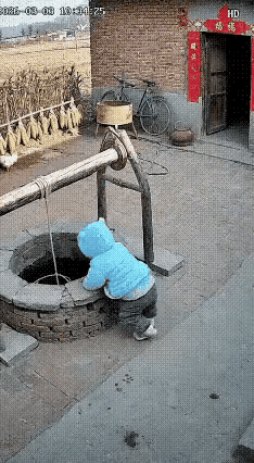 老家院子里面有一口水井，从城里回来的小孙子，对这口水井非常的感兴趣，奶奶在屋子里