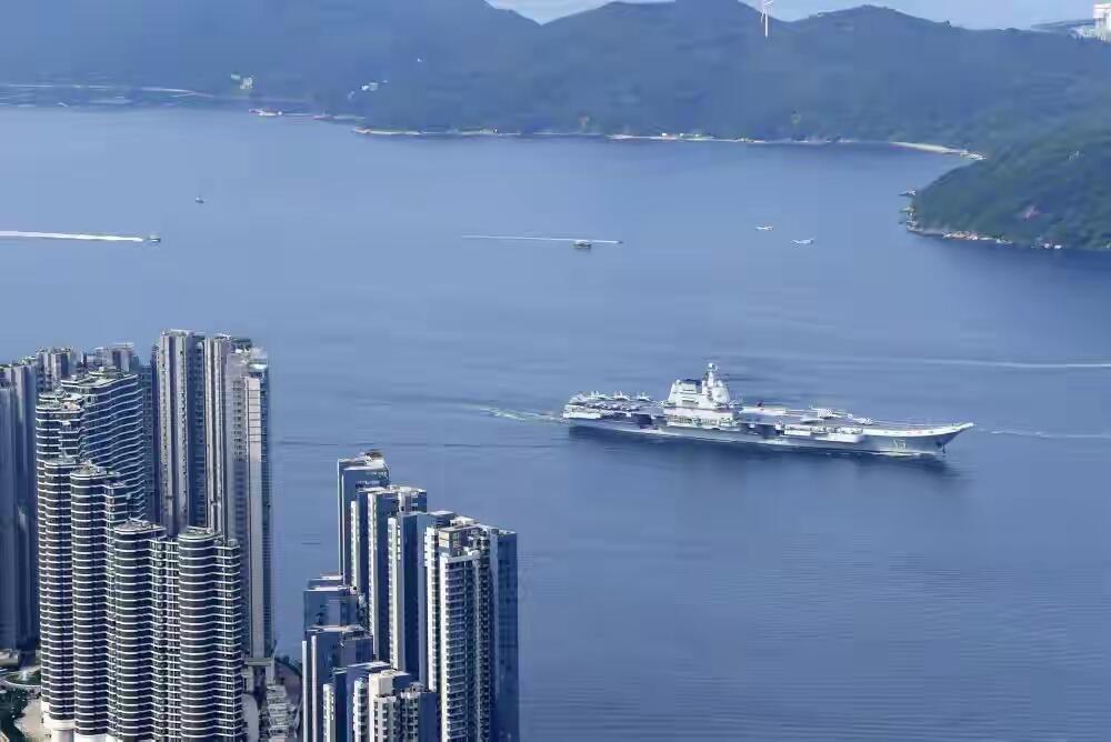 这事儿可真让人来气——10月3号上午，咱们解放军的戚继光舰和沂蒙山舰编队正从香港