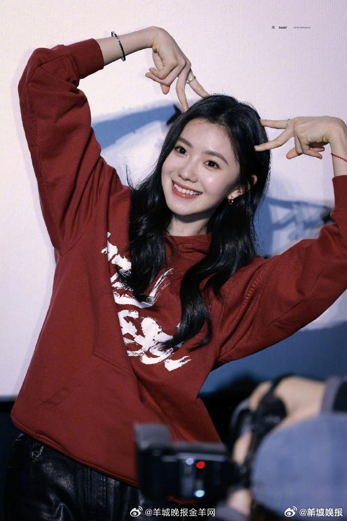 【他们的小猫耳朵萌翻全场】谁能拒绝自带猫耳buff的帅哥美女？歪头比猫耳，甜度直