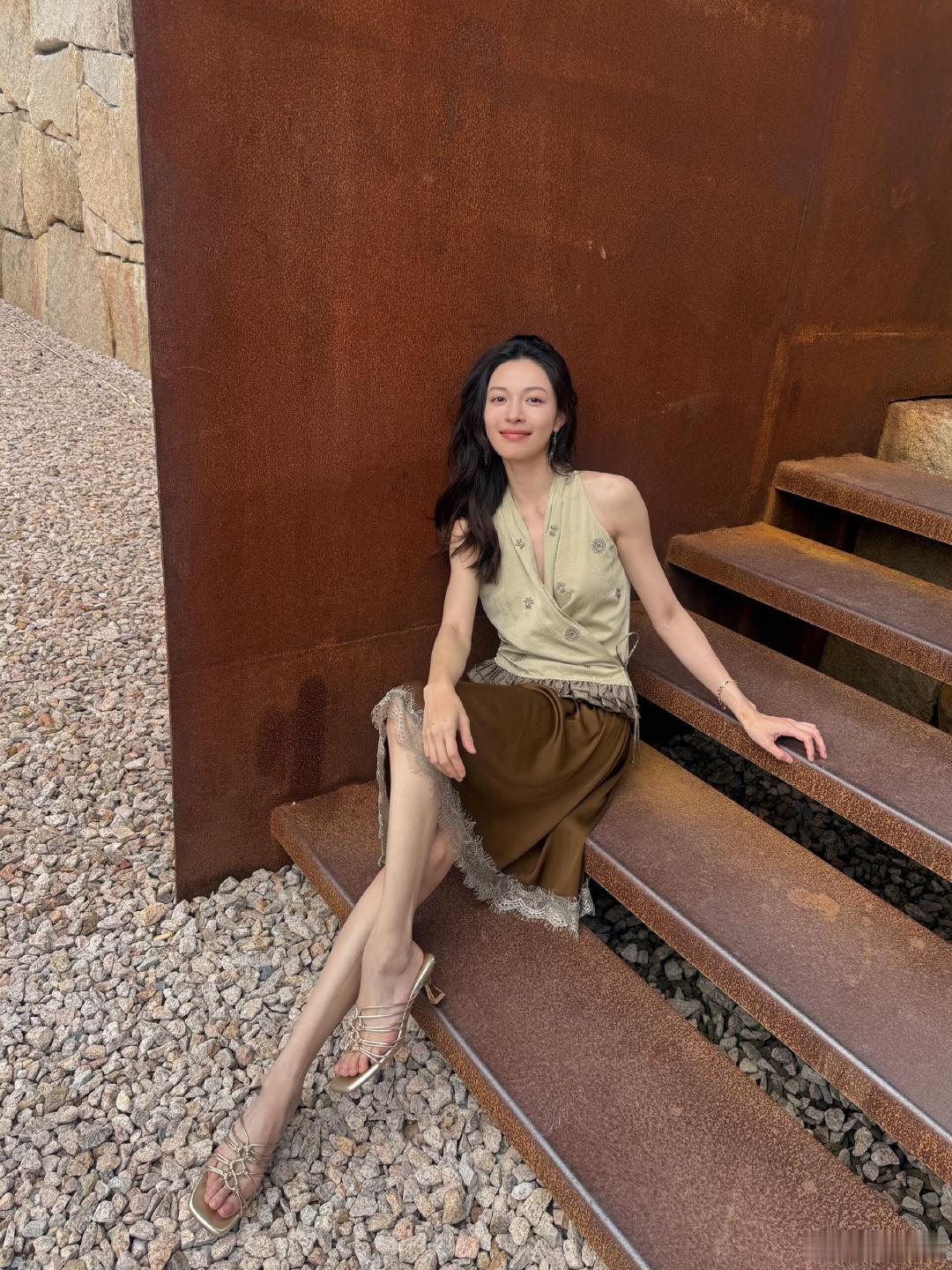 化妆师夸钟楚曦会改妆能让专业化妆师在线夸奖，钟楚曦这改妆能力是真可以。华天崎说她