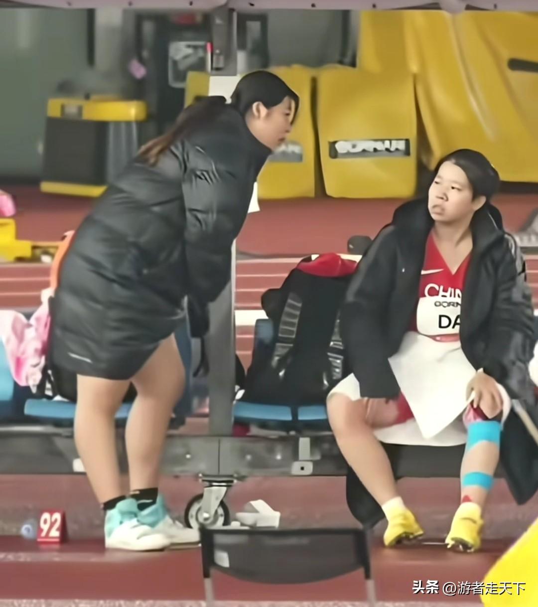 本次亚运会，冠军争夺最不激烈的。就是女子标枪。

第1位出场的，严子怡用十几秒的