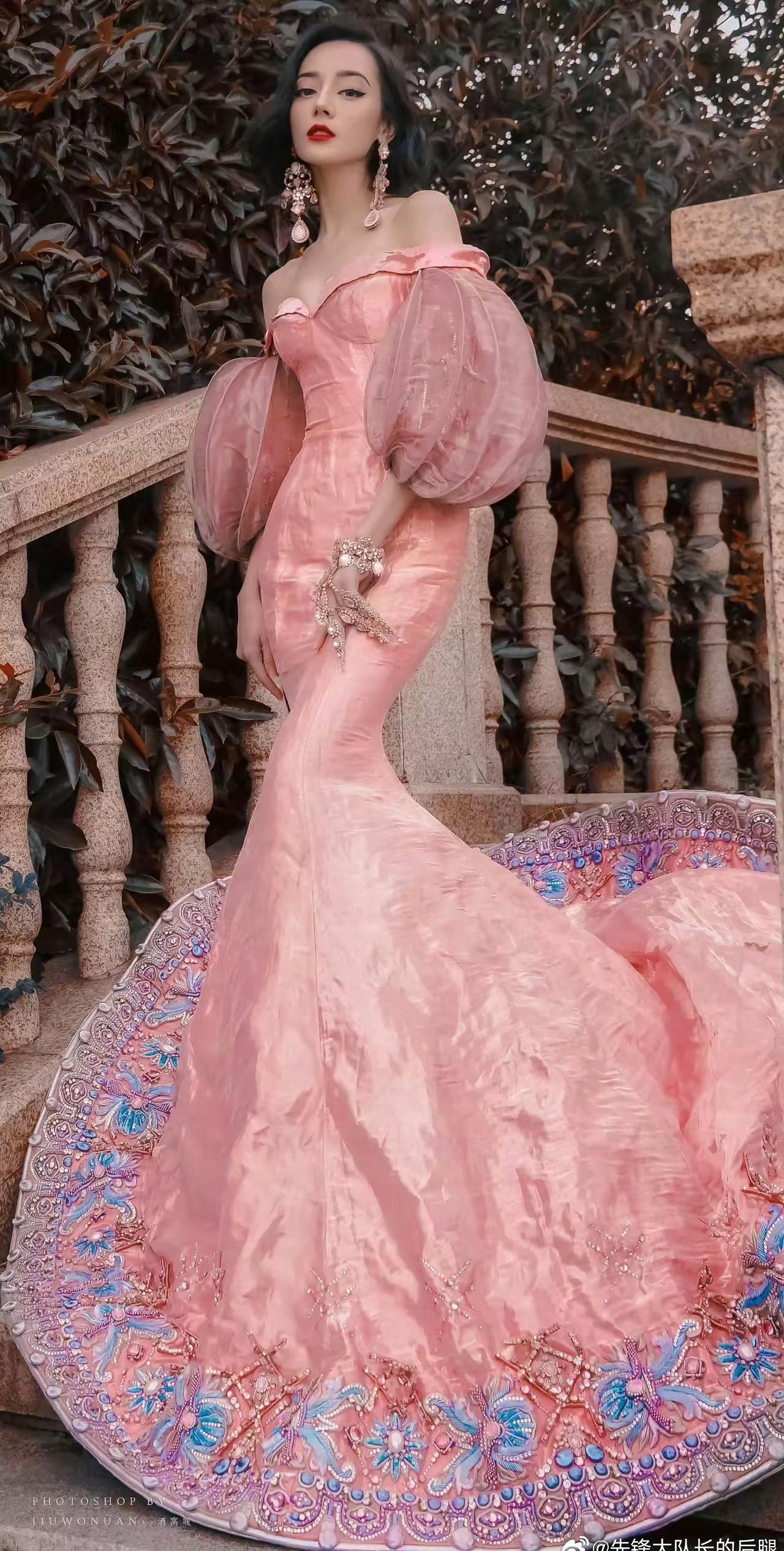 迪丽热巴这个礼服也太重工了