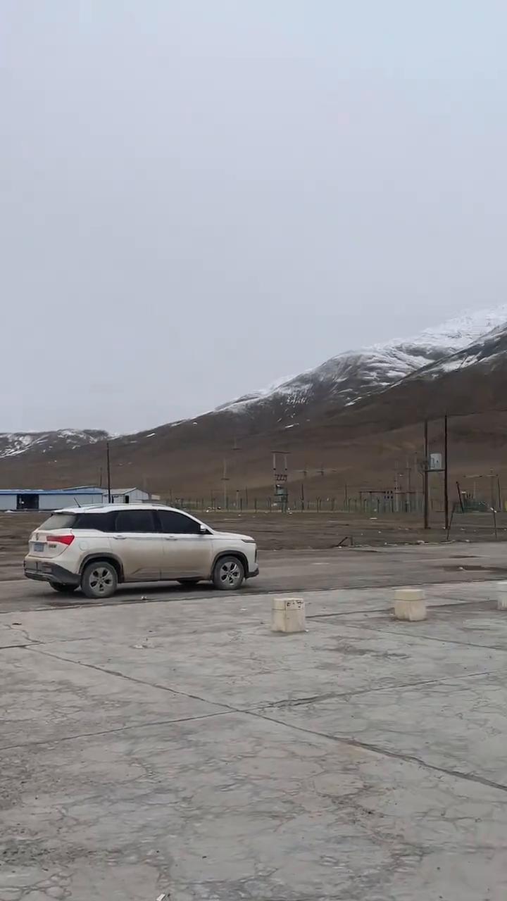 看了吗？挖了对面的雪山，这后头也是雪山，好多饭的，冷的很。