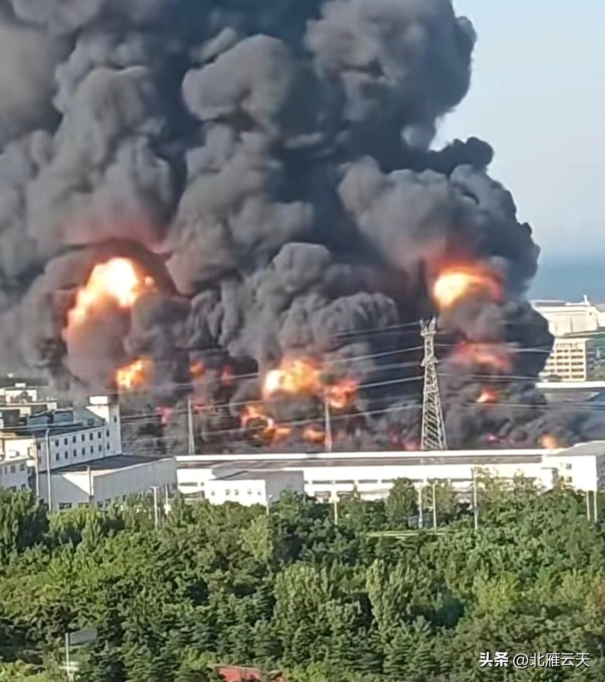 青岛黄岛仓库大火：百米浓烟下的万幸与警示

8月2日傍晚，一段“黑色浓烟遮天蔽日